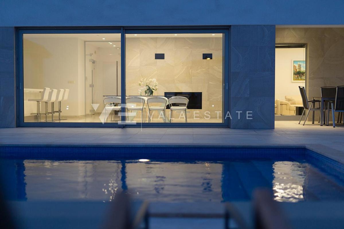 VILLA DI LUSSO CON PISCINA E VISTA MARE