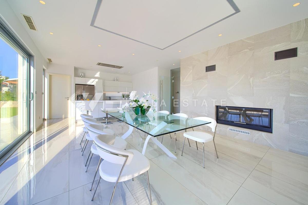 VILLA DI LUSSO CON PISCINA E VISTA MARE