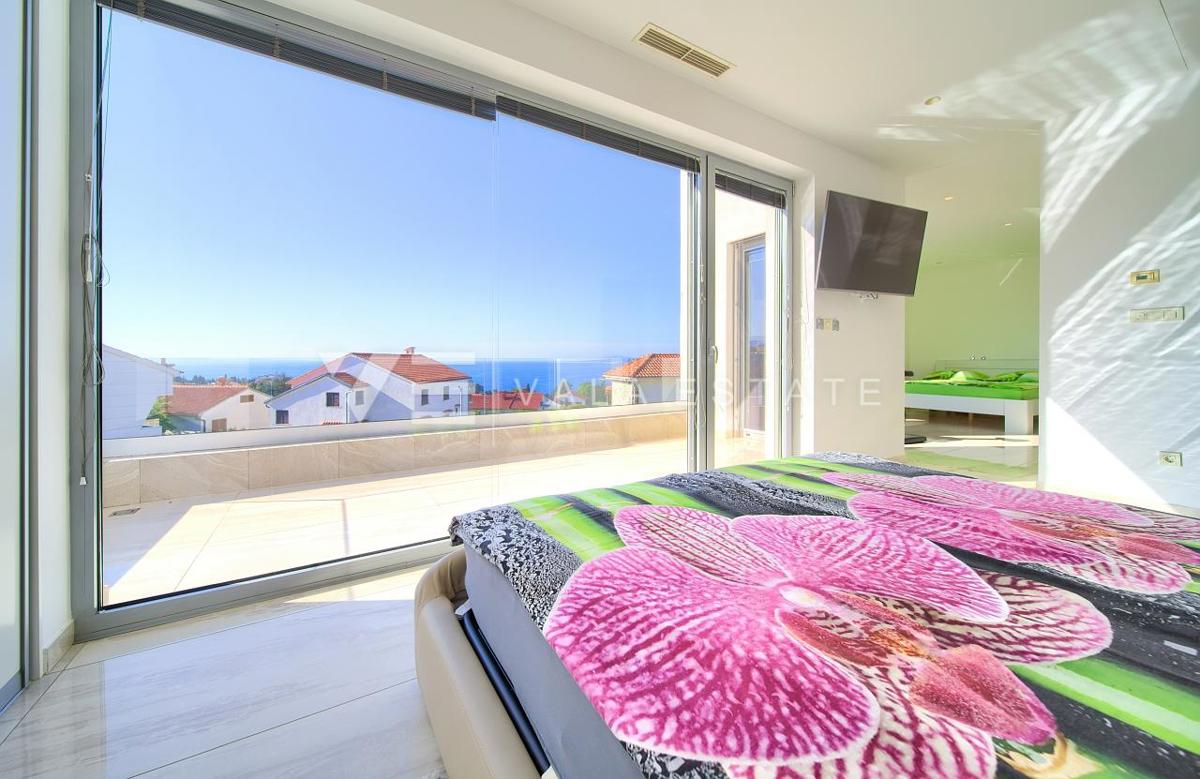 VILLA DI LUSSO CON PISCINA E VISTA MARE