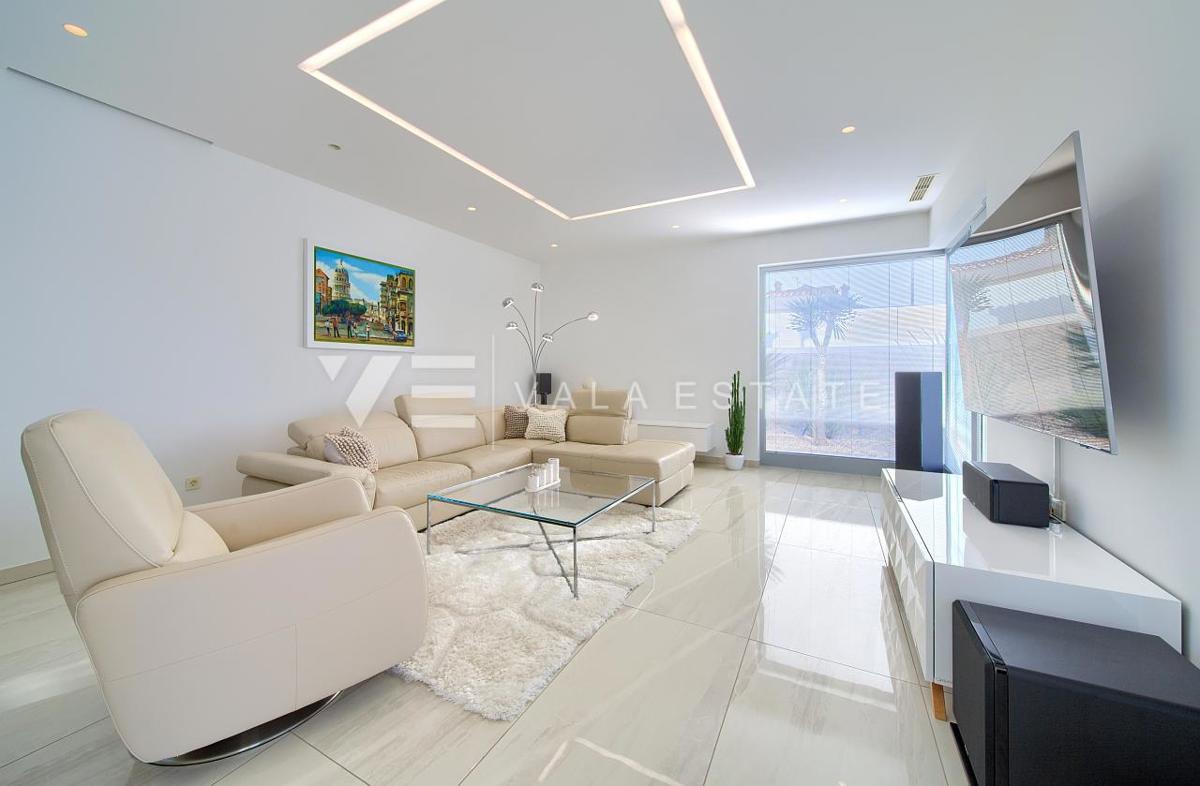 VILLA DI LUSSO CON PISCINA E VISTA MARE