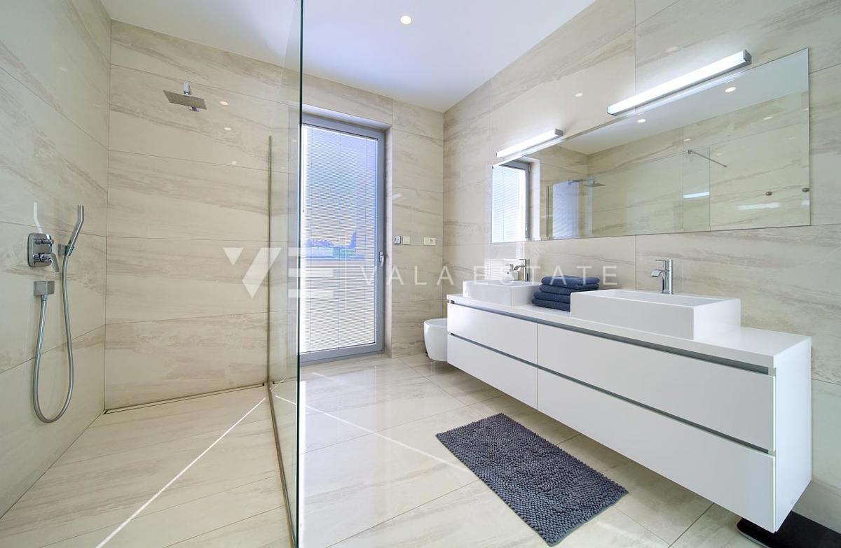 VILLA DI LUSSO CON PISCINA E VISTA MARE