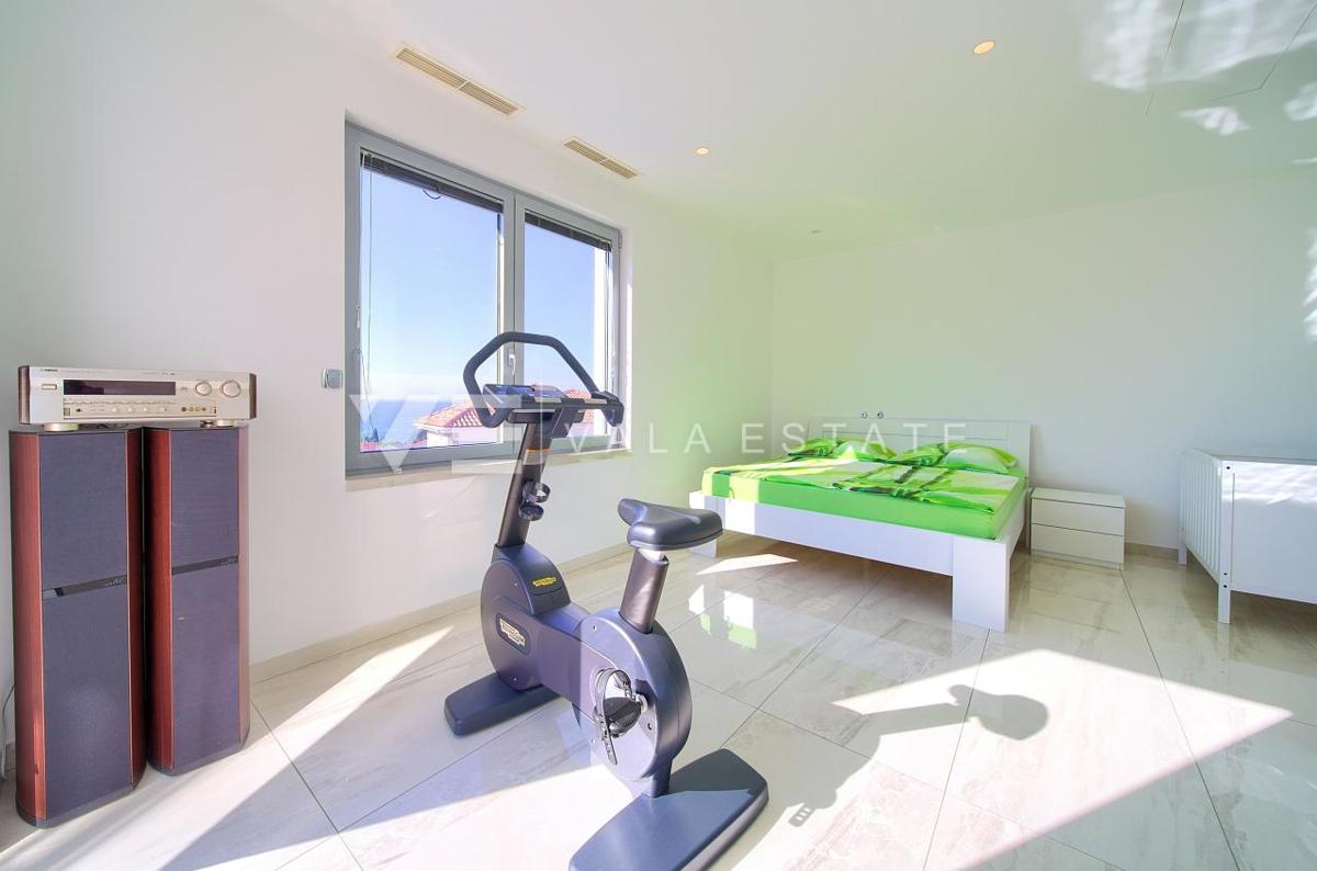 VILLA DI LUSSO CON PISCINA E VISTA MARE