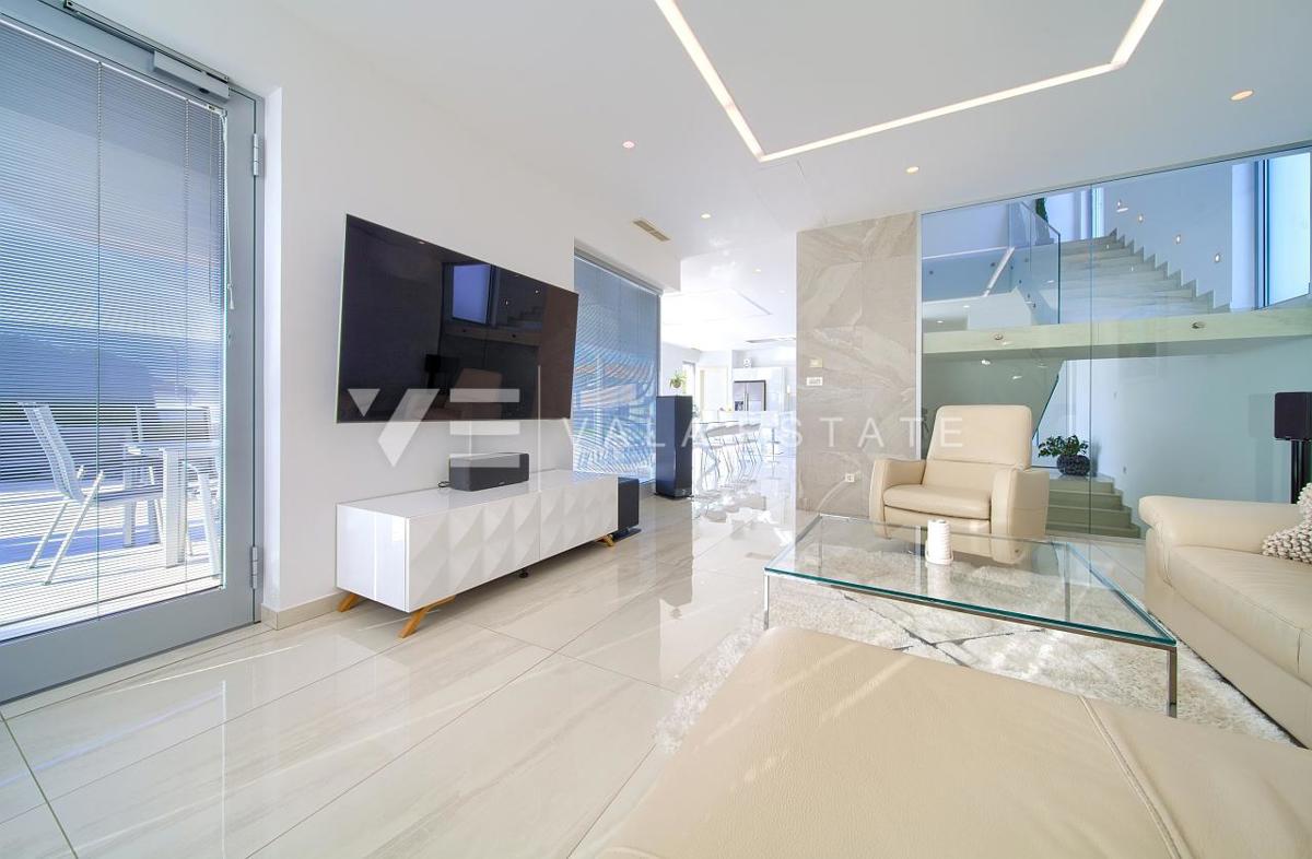 VILLA DI LUSSO CON PISCINA E VISTA MARE