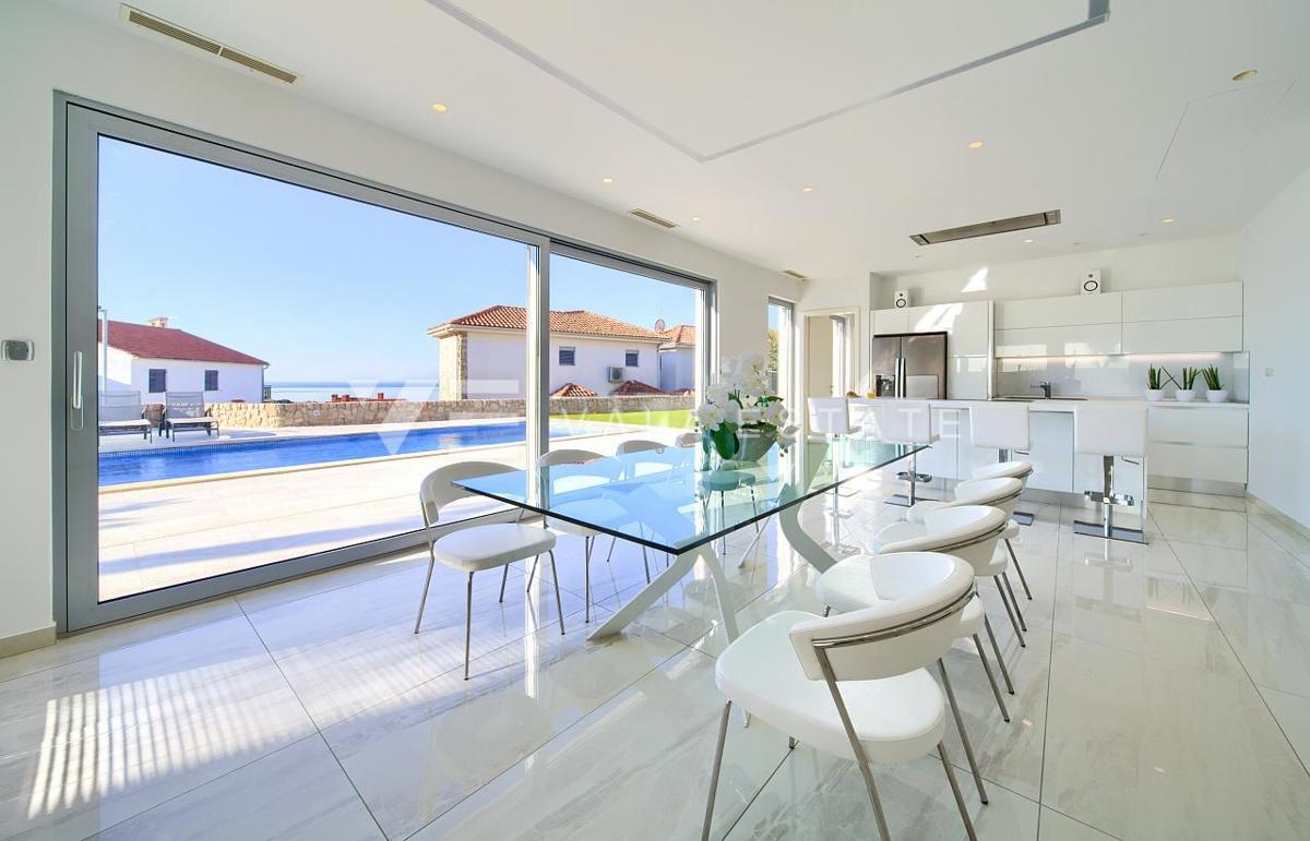 VILLA DI LUSSO CON PISCINA E VISTA MARE