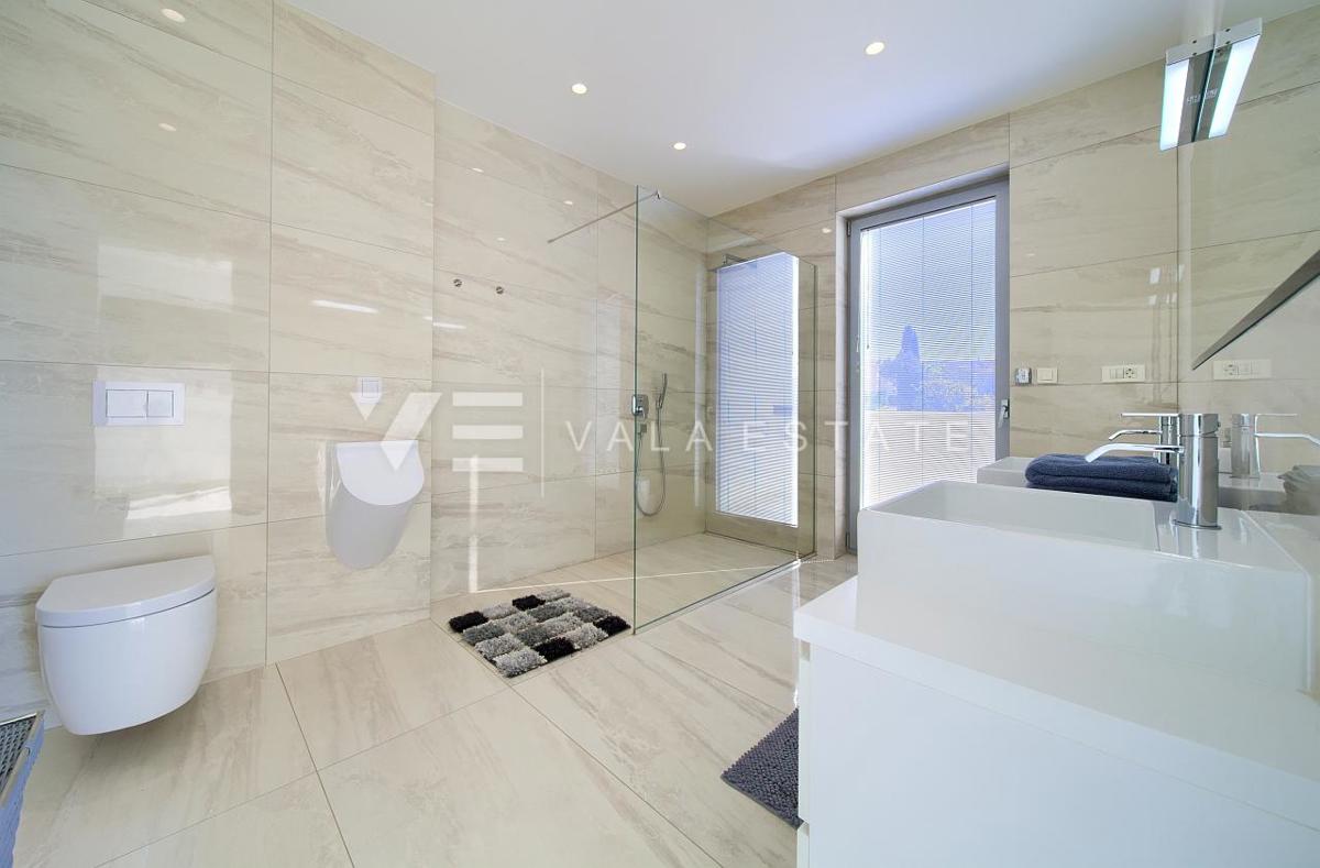 VILLA DI LUSSO CON PISCINA E VISTA MARE