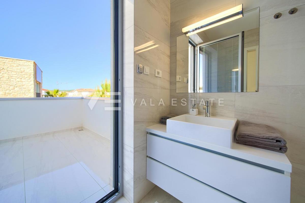 VILLA DI LUSSO CON PISCINA E VISTA MARE