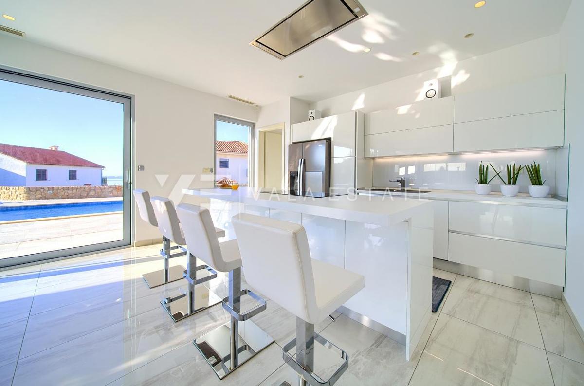 VILLA DI LUSSO CON PISCINA E VISTA MARE