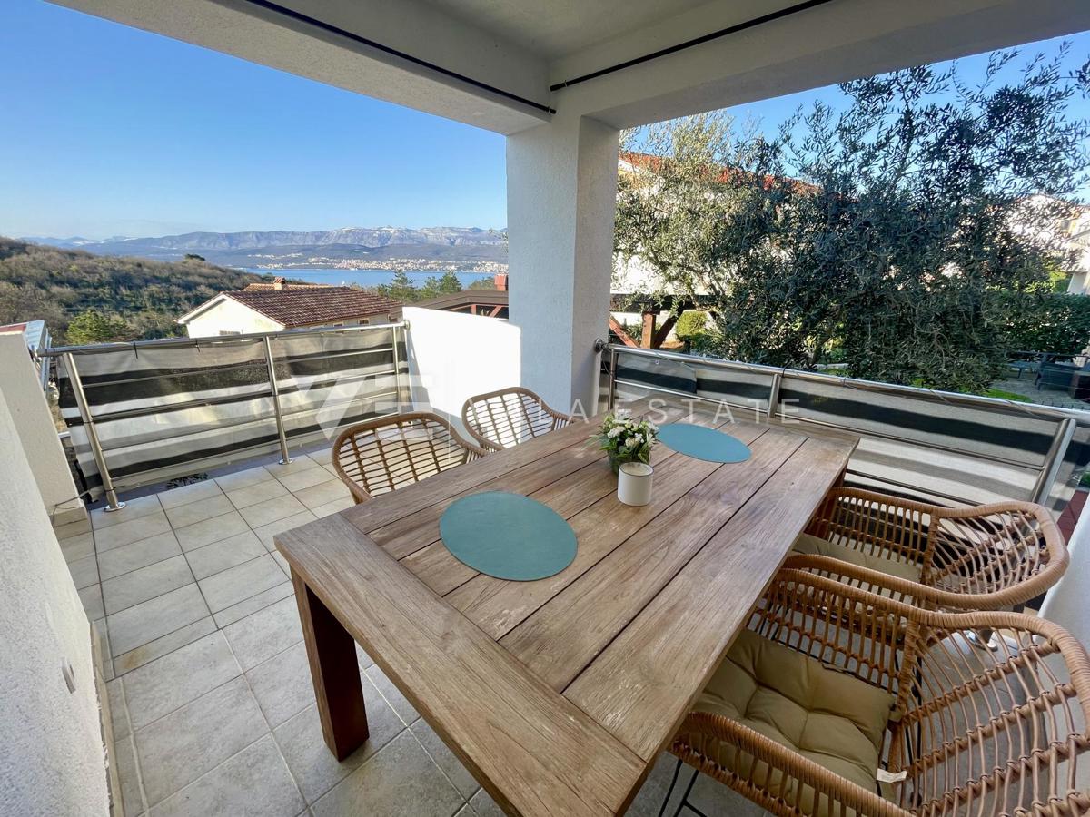 APPARTAMENTO CON DUE CAMERE DA LETTO E VISTA MARE IN UN'OTTIMA POSIZIONE