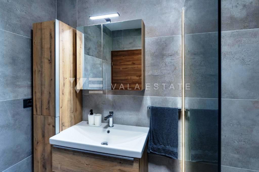 NUOVA CASA BIFAMILIARE CON PISCINA E VISTA MARE