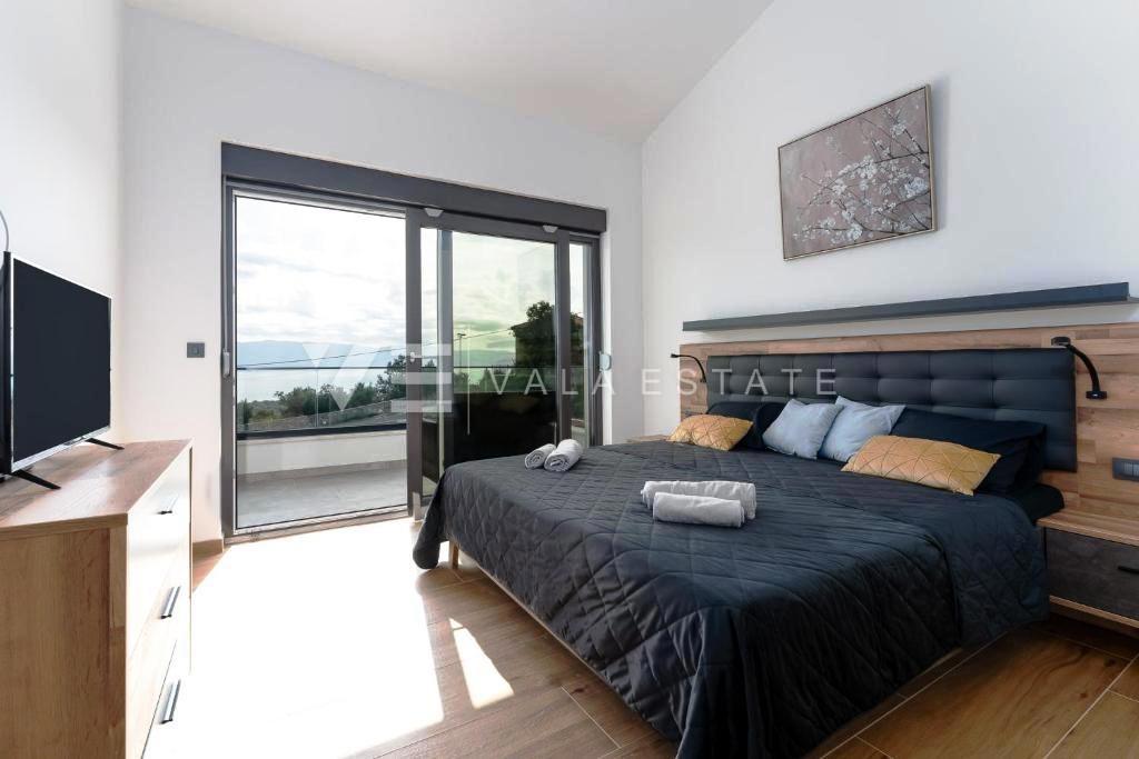 NUOVA CASA BIFAMILIARE CON PISCINA E VISTA MARE