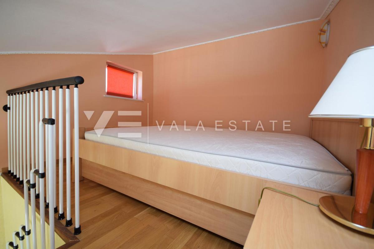 BELLA CASA DI LUSSO CON PISCINA, CAMPO DA TENNIS E APERTA VISTA SUL MARE