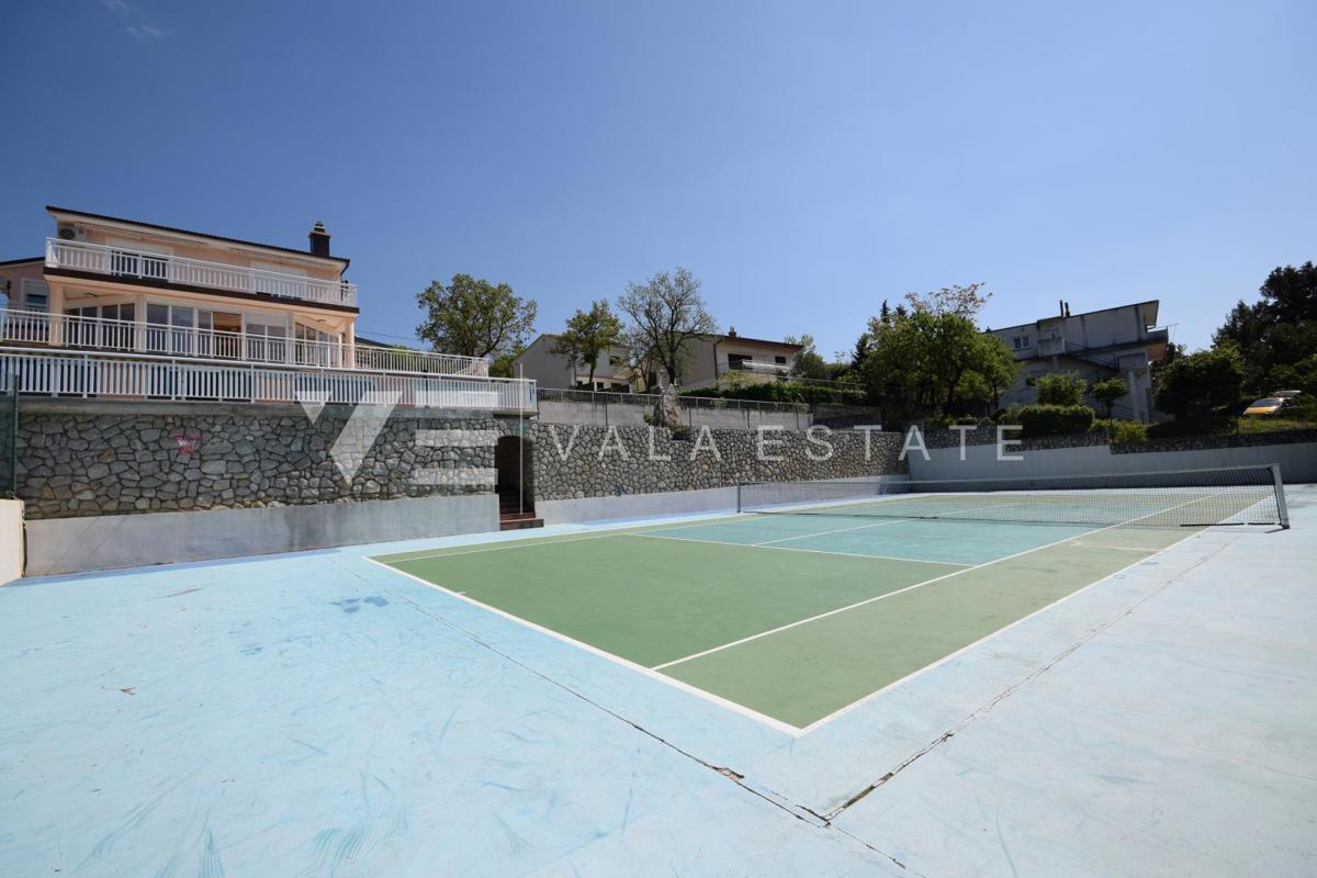 BELLA CASA DI LUSSO CON PISCINA, CAMPO DA TENNIS E APERTA VISTA SUL MARE