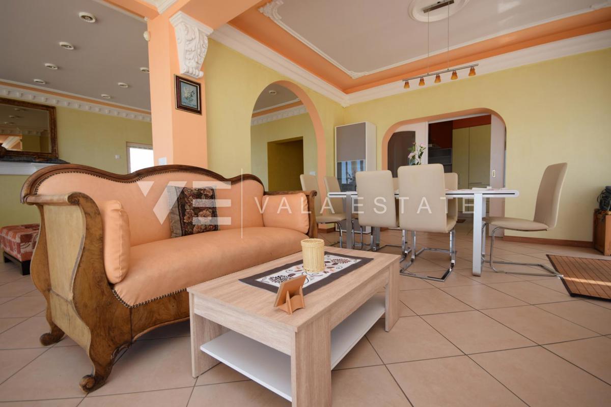 BELLA CASA DI LUSSO CON PISCINA, CAMPO DA TENNIS E APERTA VISTA SUL MARE