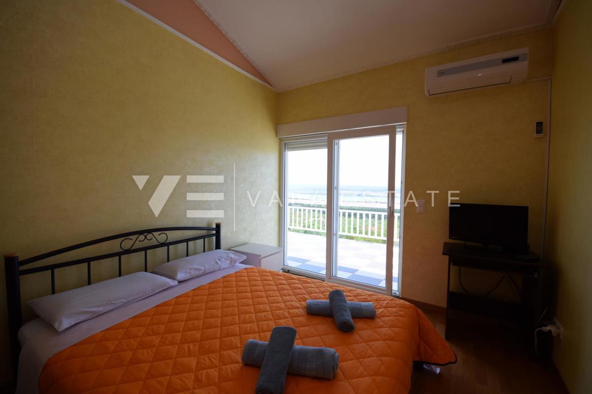 BELLA CASA DI LUSSO CON PISCINA, CAMPO DA TENNIS E APERTA VISTA SUL MARE