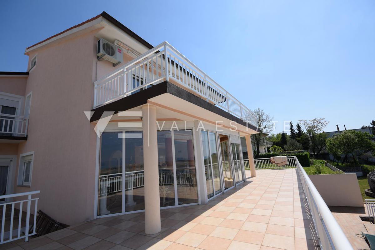 BELLA CASA DI LUSSO CON PISCINA, CAMPO DA TENNIS E APERTA VISTA SUL MARE