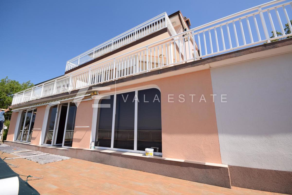 BELLA CASA DI LUSSO CON PISCINA, CAMPO DA TENNIS E APERTA VISTA SUL MARE