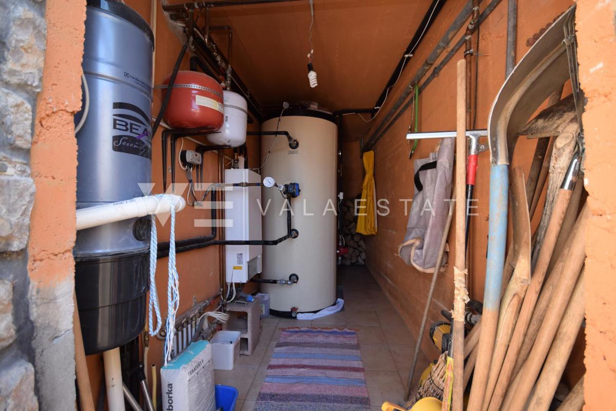 BELLA CASA DI LUSSO CON PISCINA, CAMPO DA TENNIS E APERTA VISTA SUL MARE