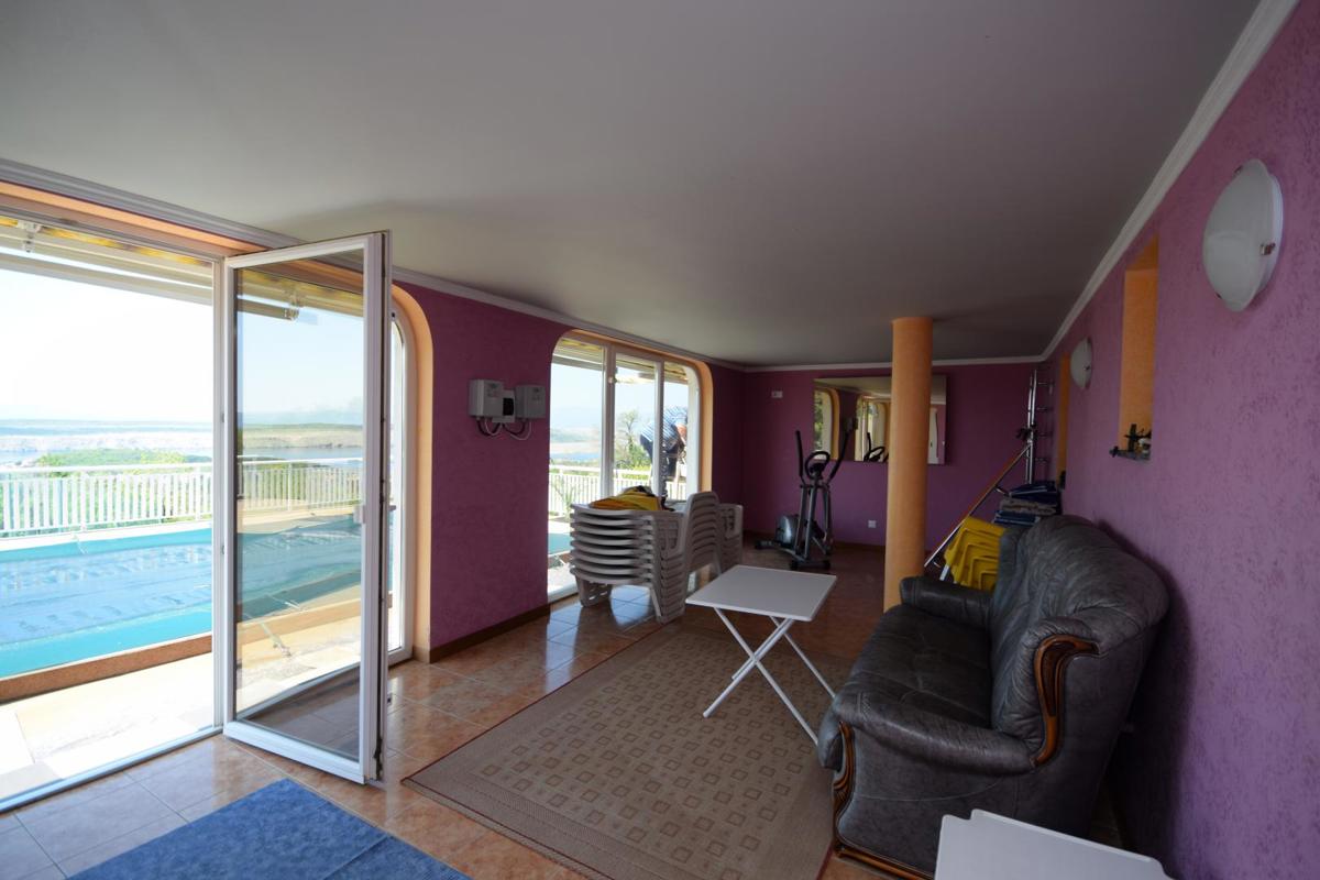 BELLA CASA DI LUSSO CON PISCINA, CAMPO DA TENNIS E APERTA VISTA SUL MARE