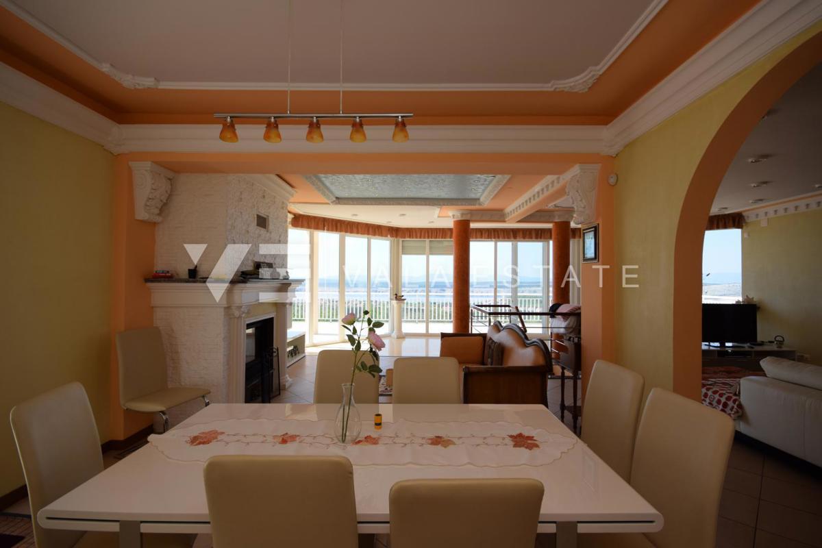 BELLA CASA DI LUSSO CON PISCINA, CAMPO DA TENNIS E APERTA VISTA SUL MARE