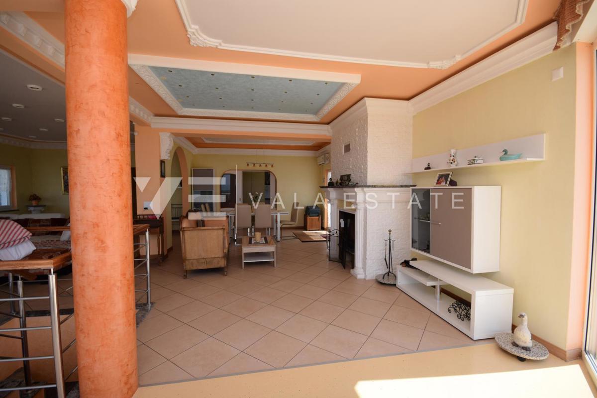 BELLA CASA DI LUSSO CON PISCINA, CAMPO DA TENNIS E APERTA VISTA SUL MARE