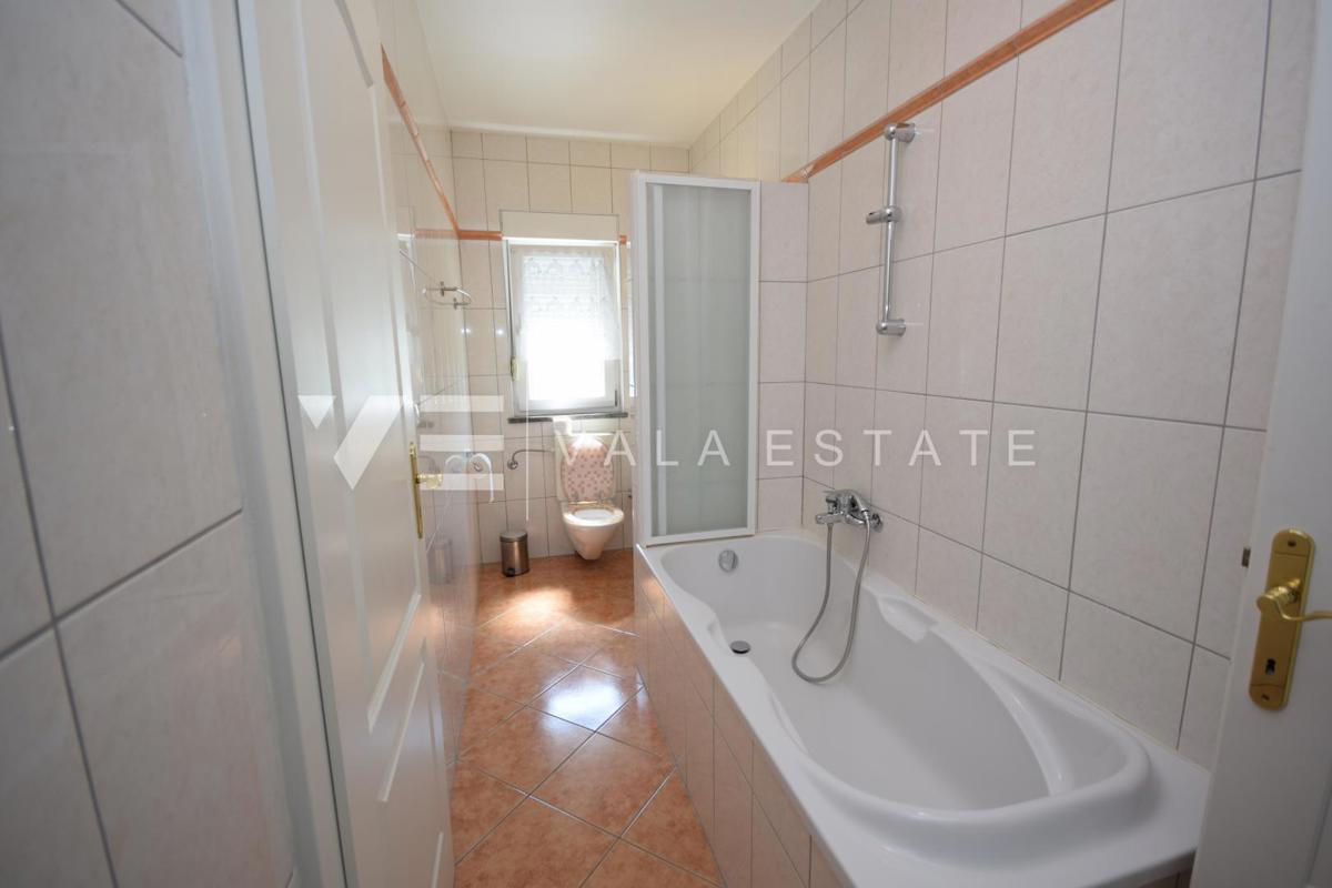 BELLA CASA DI LUSSO CON PISCINA, CAMPO DA TENNIS E APERTA VISTA SUL MARE