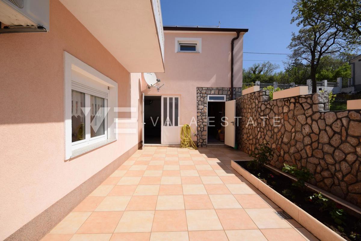 BELLA CASA DI LUSSO CON PISCINA, CAMPO DA TENNIS E APERTA VISTA SUL MARE
