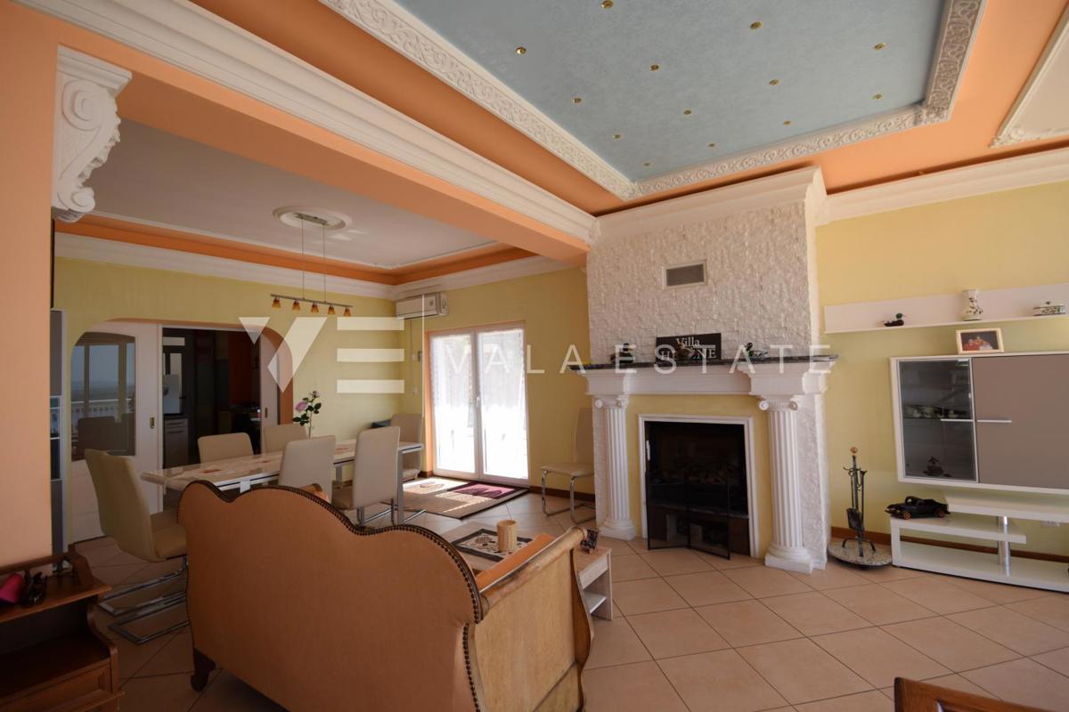 BELLA CASA DI LUSSO CON PISCINA, CAMPO DA TENNIS E APERTA VISTA SUL MARE