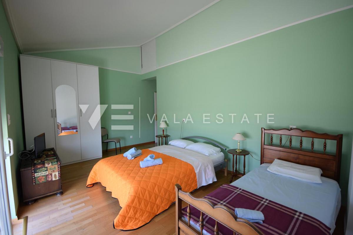BELLA CASA DI LUSSO CON PISCINA, CAMPO DA TENNIS E APERTA VISTA SUL MARE