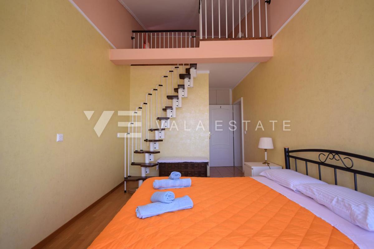 BELLA CASA DI LUSSO CON PISCINA, CAMPO DA TENNIS E APERTA VISTA SUL MARE