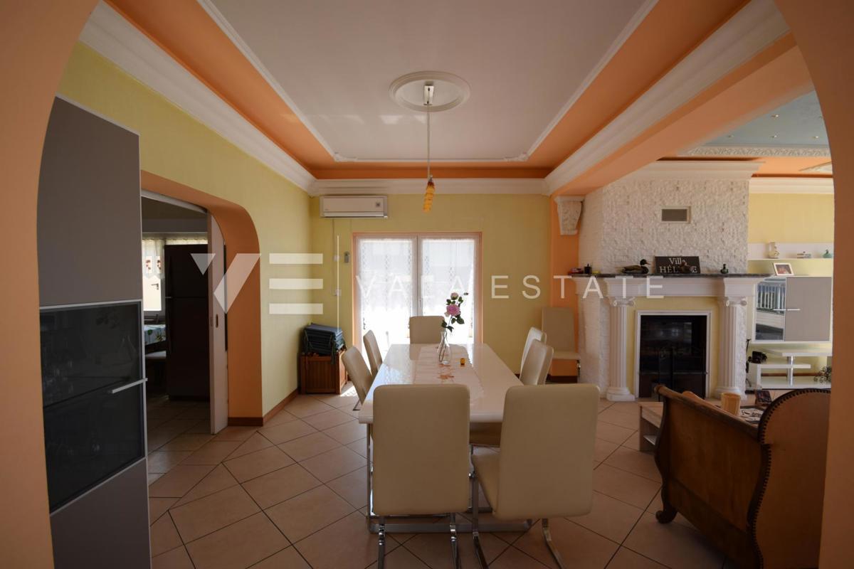 BELLA CASA DI LUSSO CON PISCINA, CAMPO DA TENNIS E APERTA VISTA SUL MARE