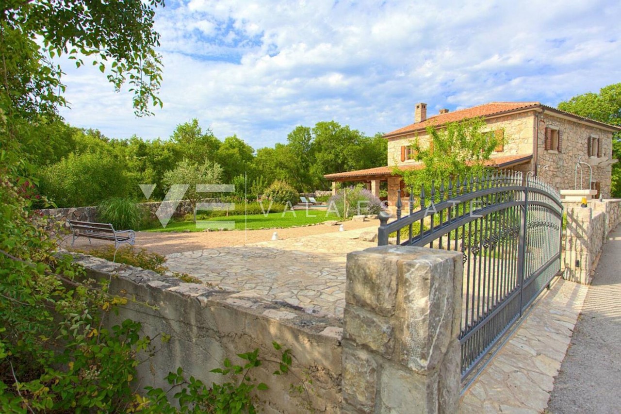 VILLA RUSTICA IN PIETRA CON PISCINA E AMPIO GIARDINO IN ZONA DI COSTRUZIONE