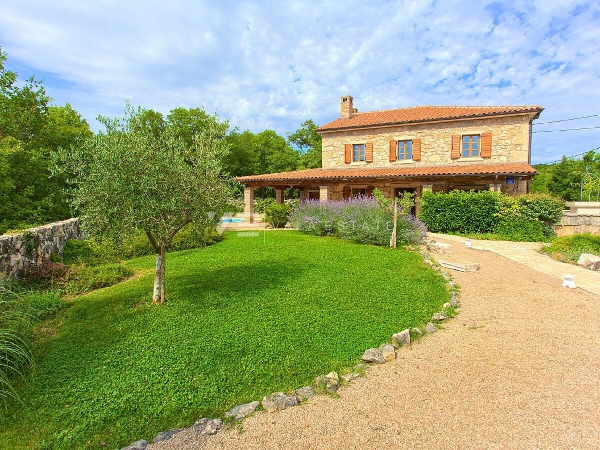 VILLA RUSTICA IN PIETRA CON PISCINA E AMPIO GIARDINO IN ZONA DI COSTRUZIONE