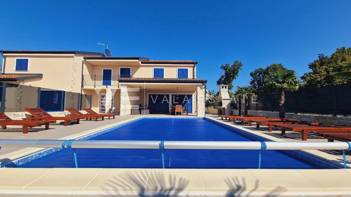 VILLA CON PISCINA IN POSIZIONE TRANQUILLA