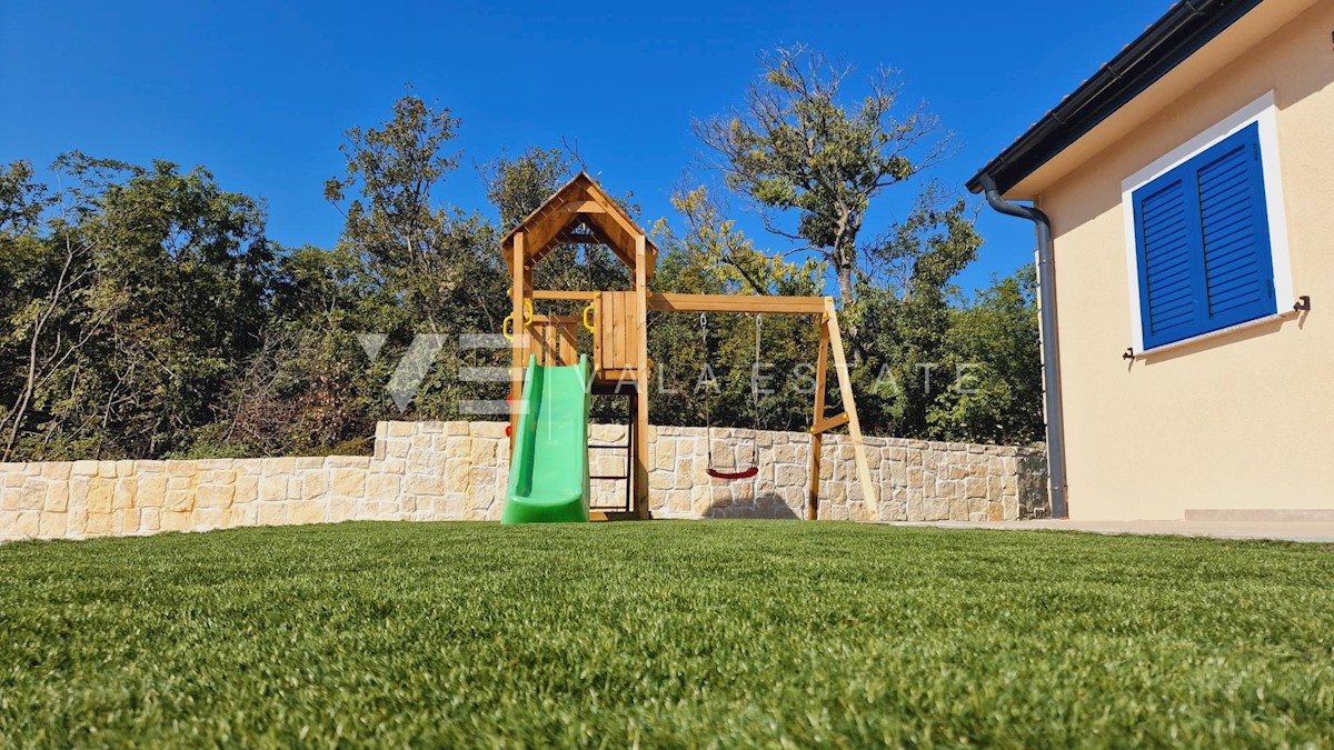 VILLA CON PISCINA IN POSIZIONE TRANQUILLA