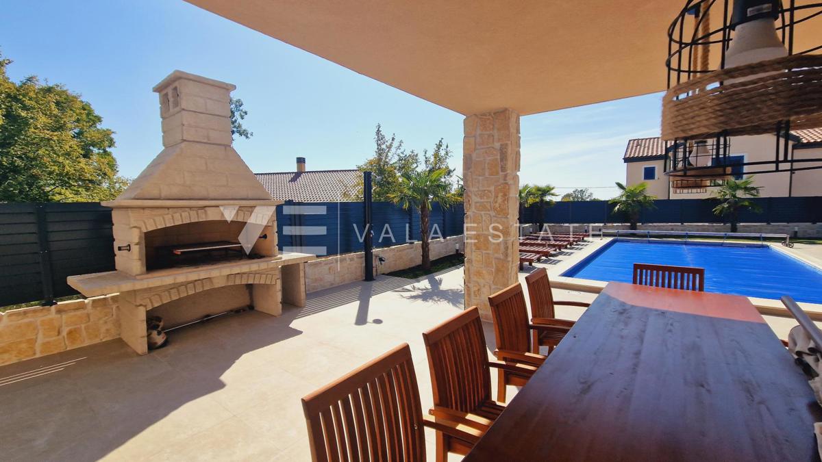 VILLA CON PISCINA IN POSIZIONE TRANQUILLA