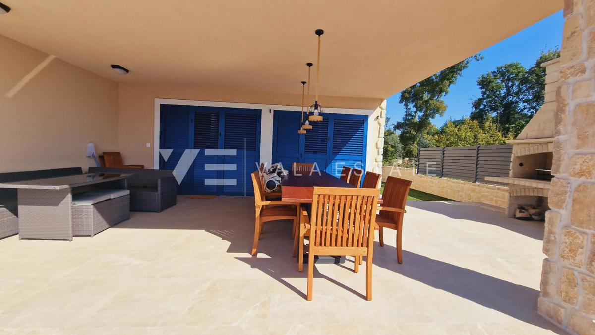 VILLA CON PISCINA IN POSIZIONE TRANQUILLA