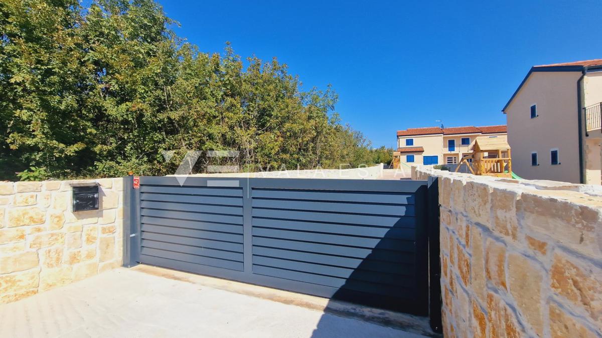 VILLA CON PISCINA IN POSIZIONE TRANQUILLA