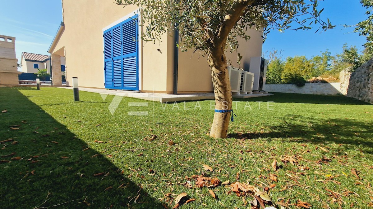 VILLA CON PISCINA IN POSIZIONE TRANQUILLA