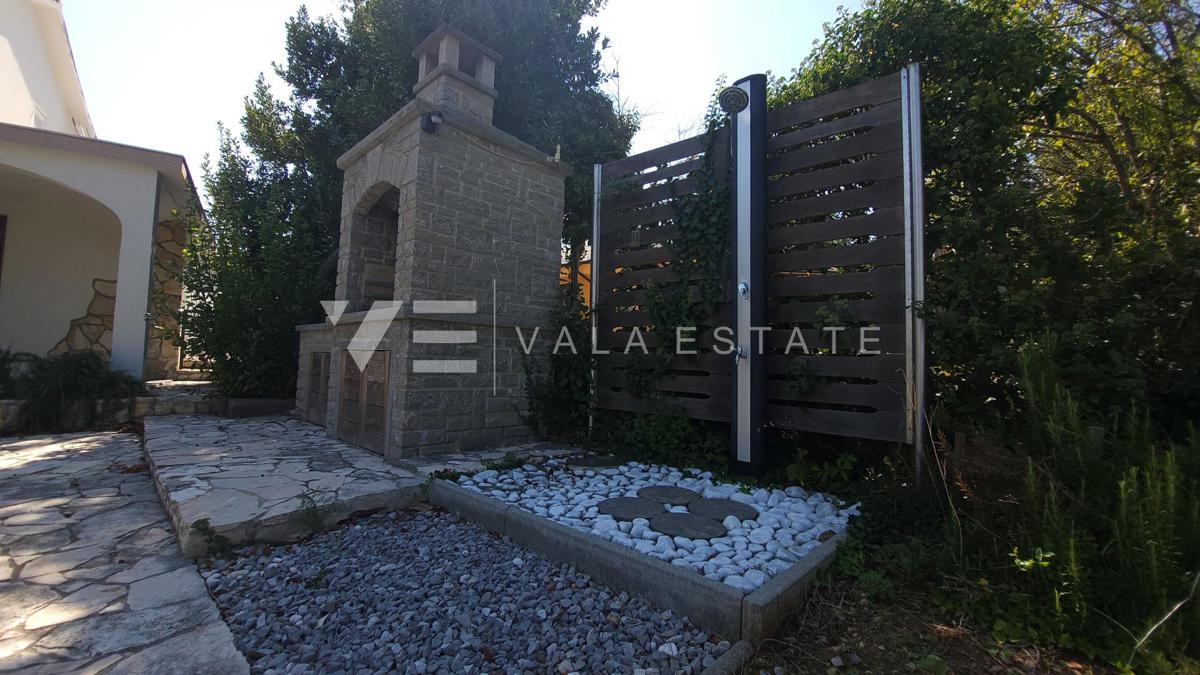 CASA DOPPIA CON GIARDINO IN POSIZIONE TRANQUILLA
