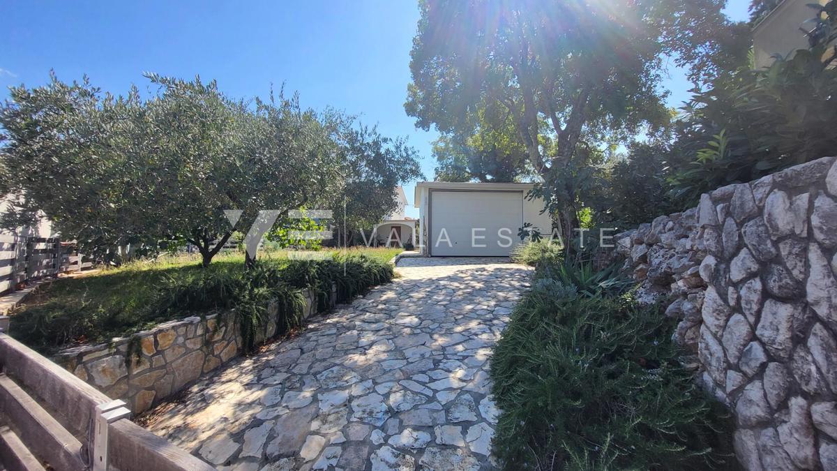 CASA DOPPIA CON GIARDINO IN POSIZIONE TRANQUILLA