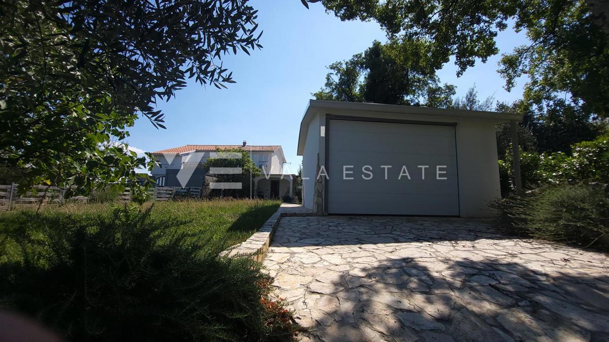 CASA DOPPIA CON GIARDINO IN POSIZIONE TRANQUILLA