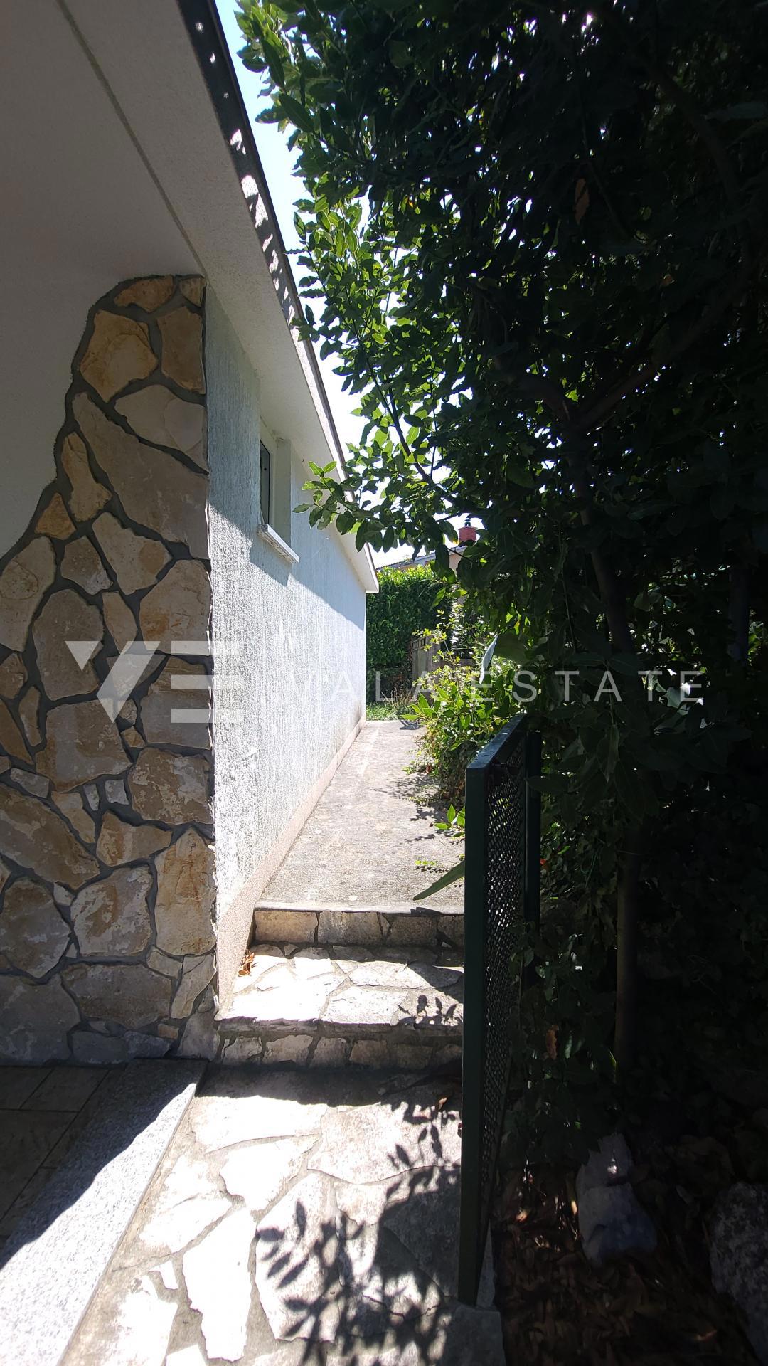 CASA DOPPIA CON GIARDINO IN POSIZIONE TRANQUILLA