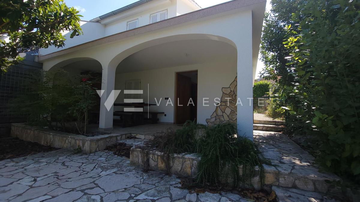 CASA DOPPIA CON GIARDINO IN POSIZIONE TRANQUILLA