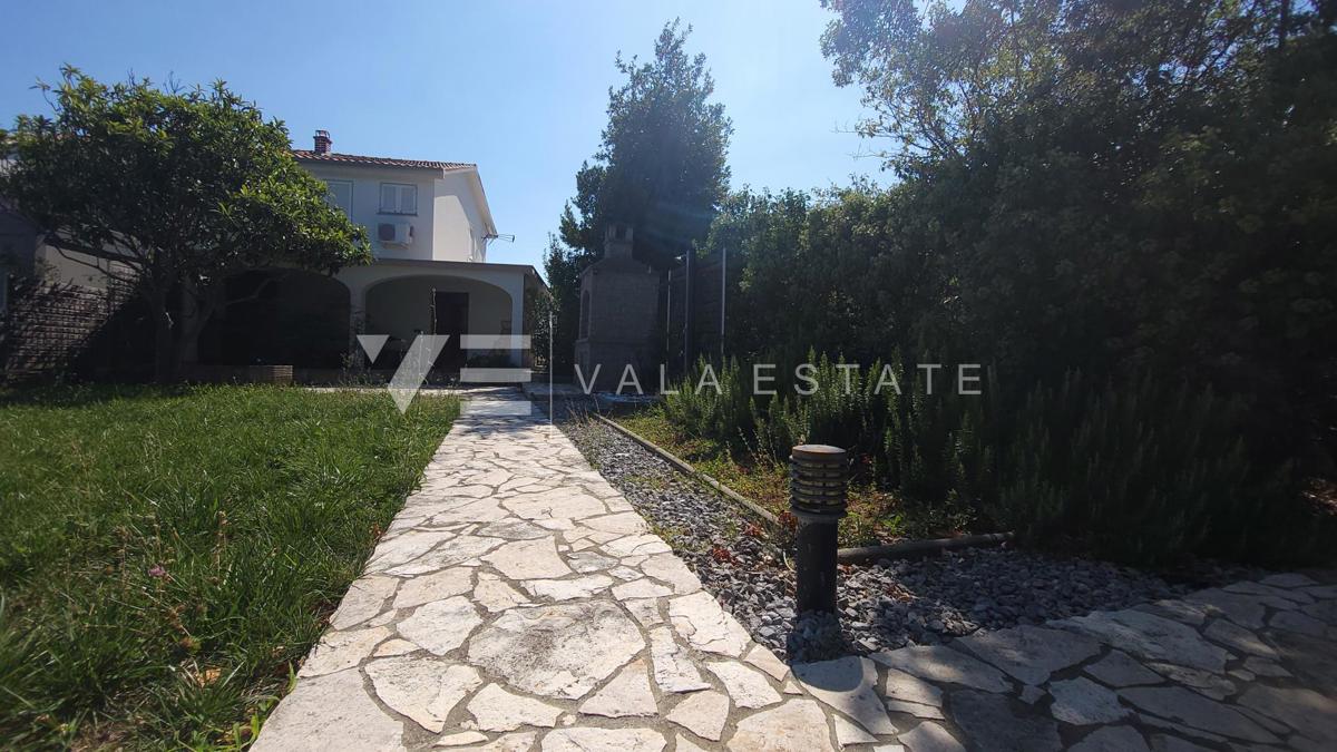 CASA DOPPIA CON GIARDINO IN POSIZIONE TRANQUILLA