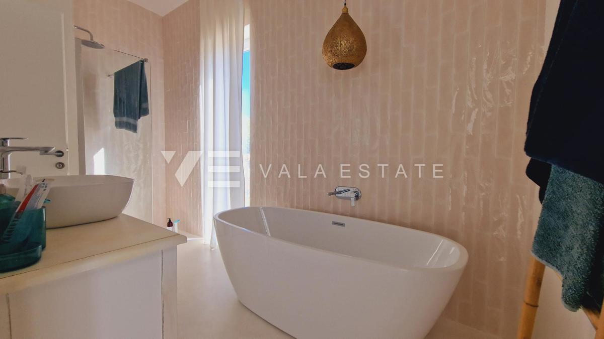 NUOVA VILLA MEDITERRANEA CON PISCINA E VISTA MARE