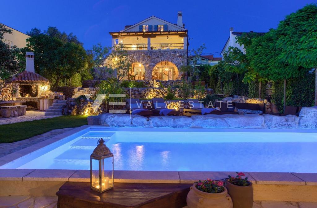 VILLA RUSTICA IN PIETRA CON PISCINA E AMPIO GIARDINO