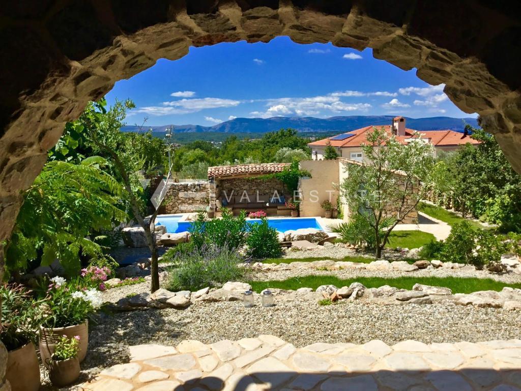 VILLA RUSTICA IN PIETRA CON PISCINA E AMPIO GIARDINO