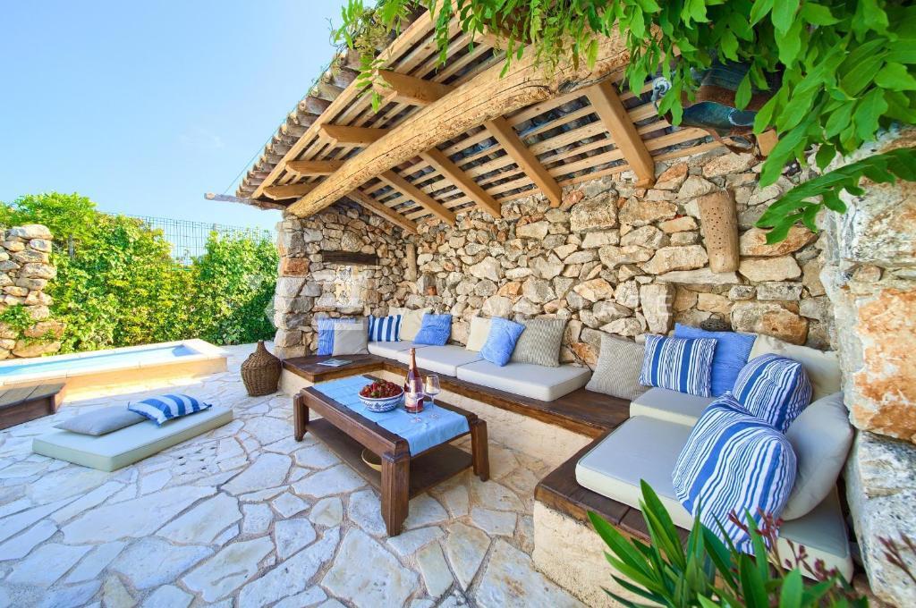 VILLA RUSTICA IN PIETRA CON PISCINA E AMPIO GIARDINO