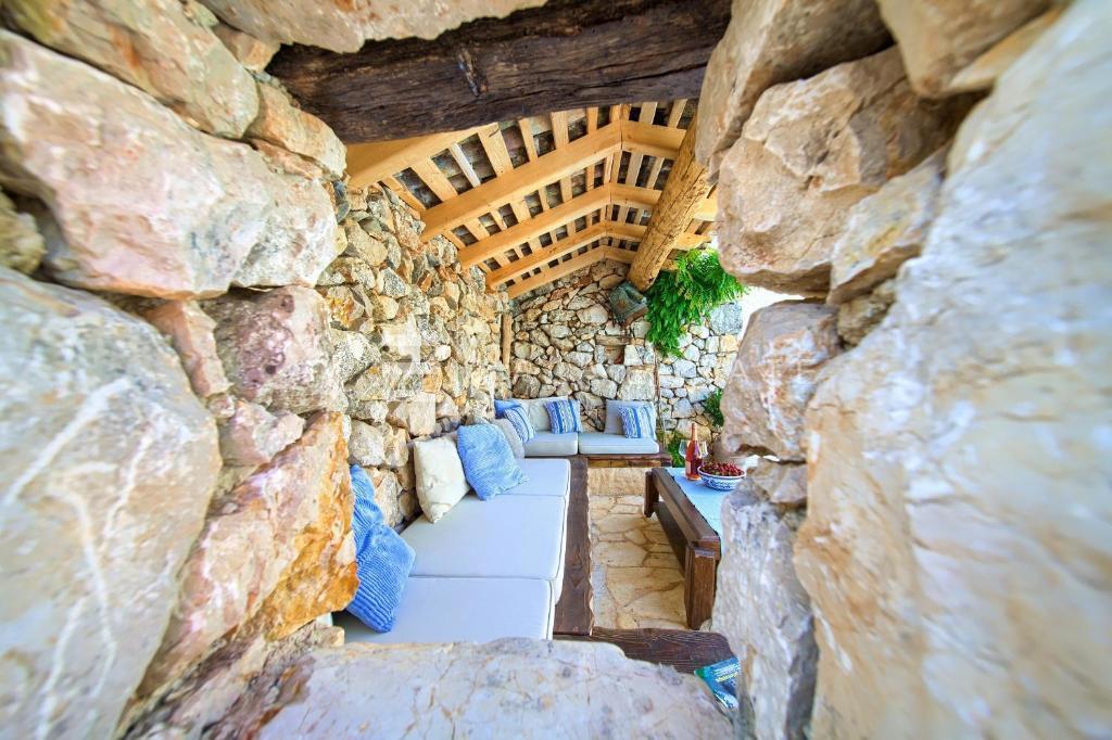 VILLA RUSTICA IN PIETRA CON PISCINA E AMPIO GIARDINO
