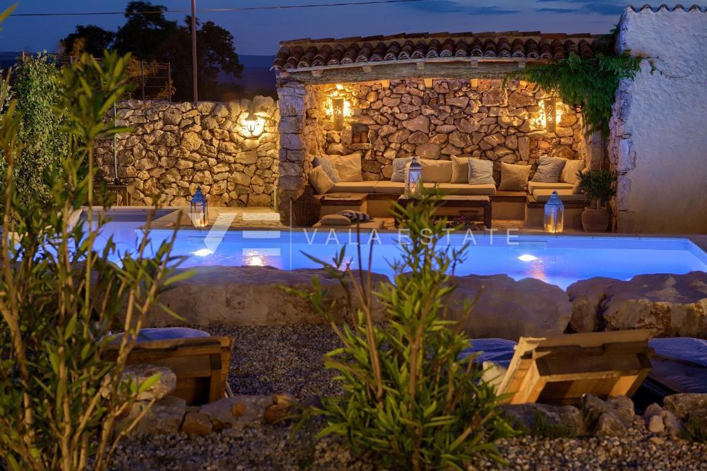 VILLA RUSTICA IN PIETRA CON PISCINA E AMPIO GIARDINO